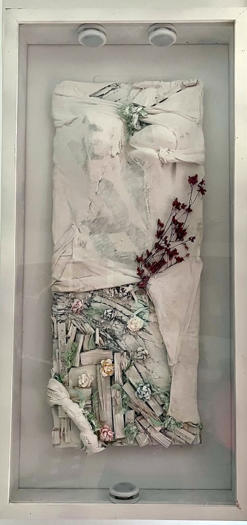 Bajo la nieve del recuerdo todo son recuerdos de lo que un día fue y el fútil intento de lograr que no se note. La esperanza surge de la memoria congelada, creciendo firme y emergiendo de una crisálida imperceptibel