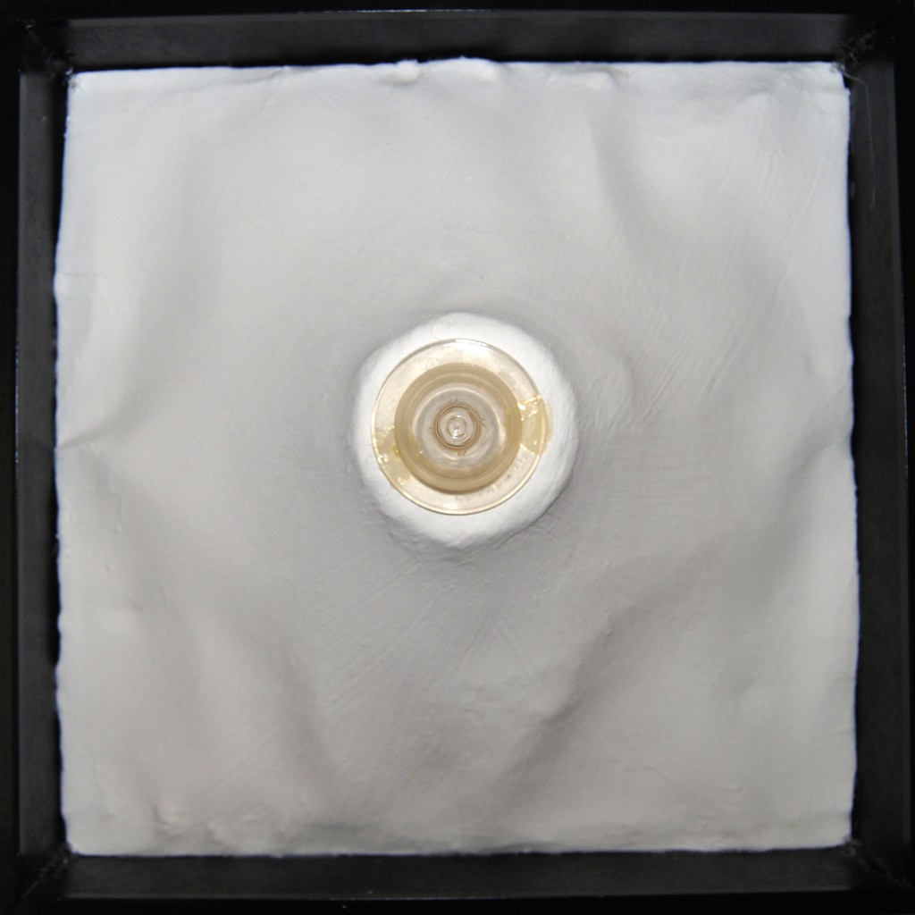 una tetina sobre un cuadrado abultado al frente representa la Via Láctia